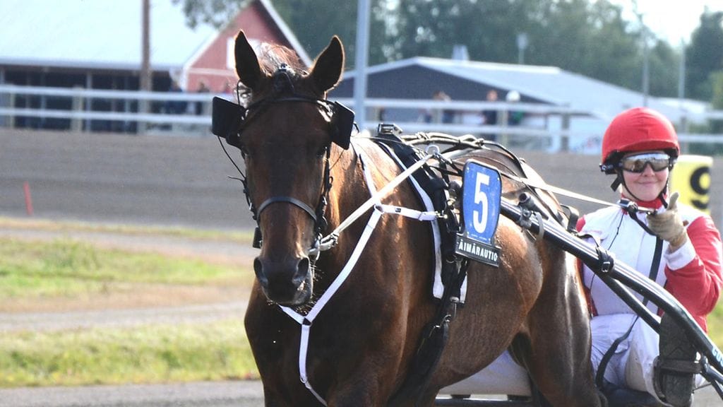 Mari Mökkönen on itsekin ajanut suojatillaan Vasil Victorilla kilpaa. Tänään kyydissä on kuitenkin Kari Alapekkala.