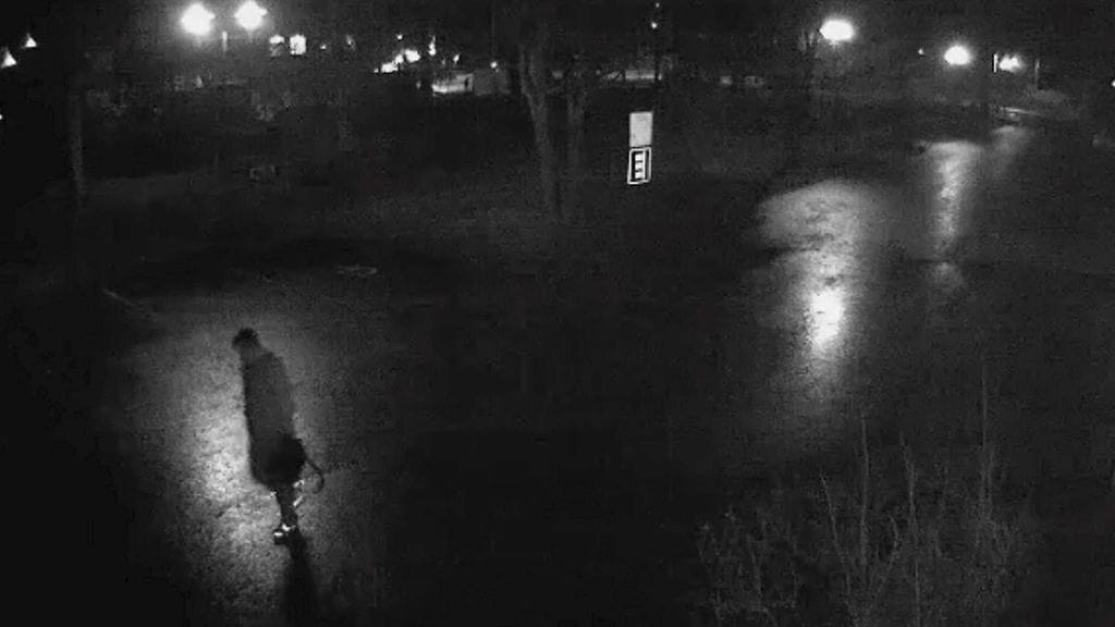 Kuva poliisin välittämästä valvontakameravideosta marraskuulta. Kuvassa kävelee Hyrylän henkirikoksesta epäilty mies.