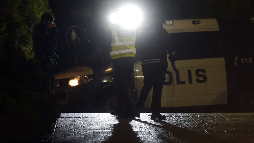 Poliiseja Myyrmäen juna-aseman lähistöllä Vantaalla 30. marraskuuta 2015.