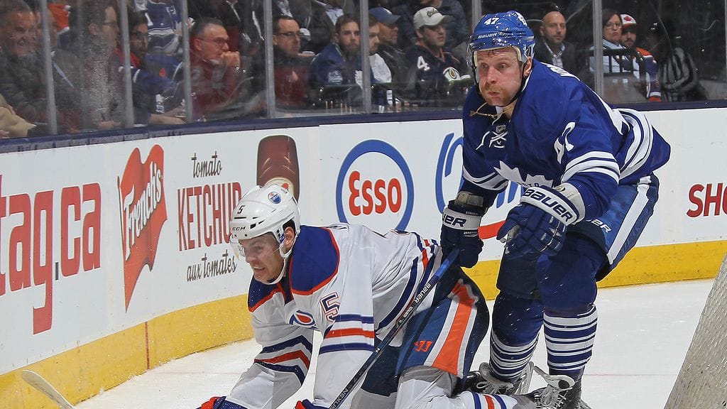 Leo Komarov (oik.) taistelee Oilersin Mark Faynen kanssa.