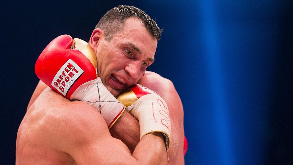 Vladimir Klitshkolla oli vaikea ilta Düsseldorfissa lauantaina.