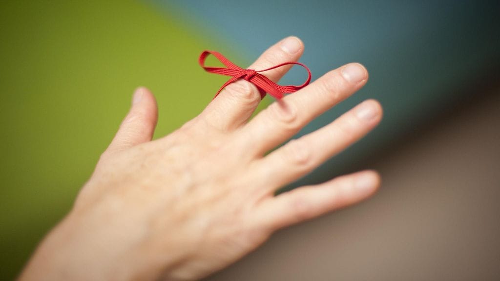 Itselleen voi kehittää erilaisia muistisääntöjä, kuten langan solmiminen sormen ympärille.