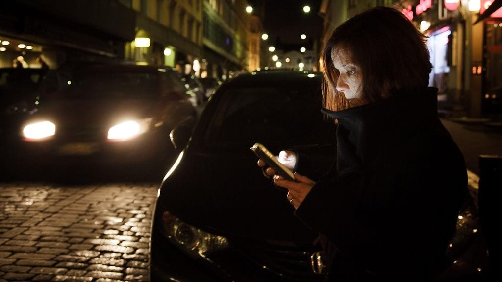 Siru Oksa käytti älypuhelimellaan Uber-taksikyytisovellusta Helsingissä 21. marraskuuta.