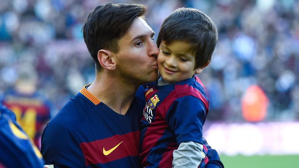 Lionel Messi poikansa Thiagon kanssa viime viikonlopun Real Sociedad -ottelussa.