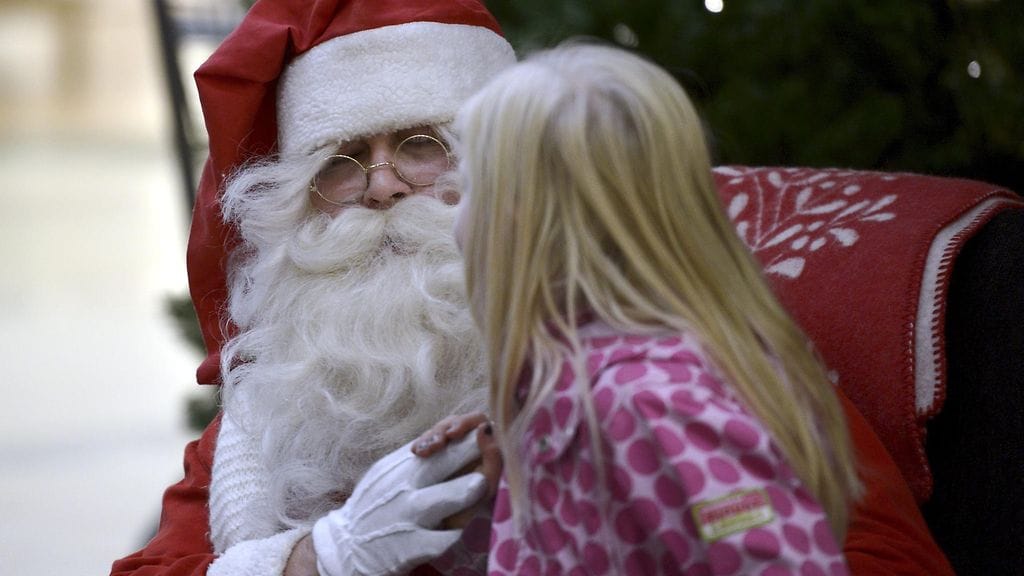 Lapselle kannattaa kertoa asian todellinen laita, kun epäilyt alkavat herätä. Joulupukki ilahdutti lapsia 15. marraskuuta kauppakeskus Jumbossa.
