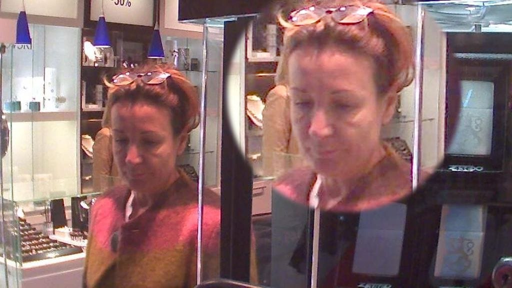 Rikoksesta epäilty nainen tallentui valvontakameran kuviin.