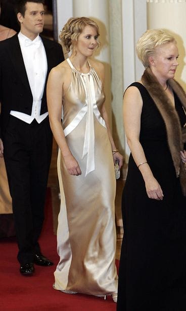 Jonna Tervomaa Linnan juhlissa 2005