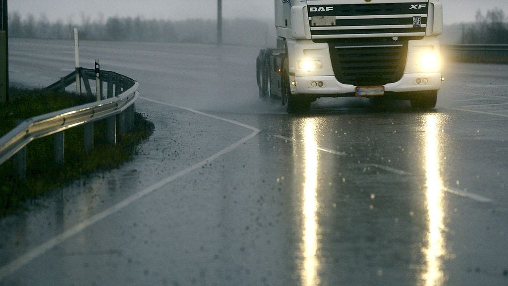 Liikenneviraston mukaan tiet ovat monin paikoin erittäin liukkaita. Kuvituskuvaa marraskuulta.