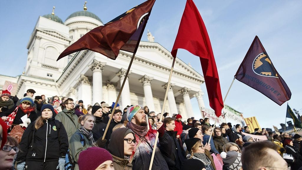 Koulutuslakko-liikkeen järjestämä koulutusleikkauksia vastustava suurmielenilmaus Tuomiokirkon portailla Senaatintorilla Helsingissä 1. joulukuuta 2015.