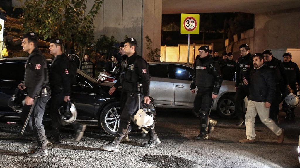 Mellakkapoliiseja räjähdyspaikalla Bayrampasan alueella Istanbulissa 1. joulukuuta 2015.