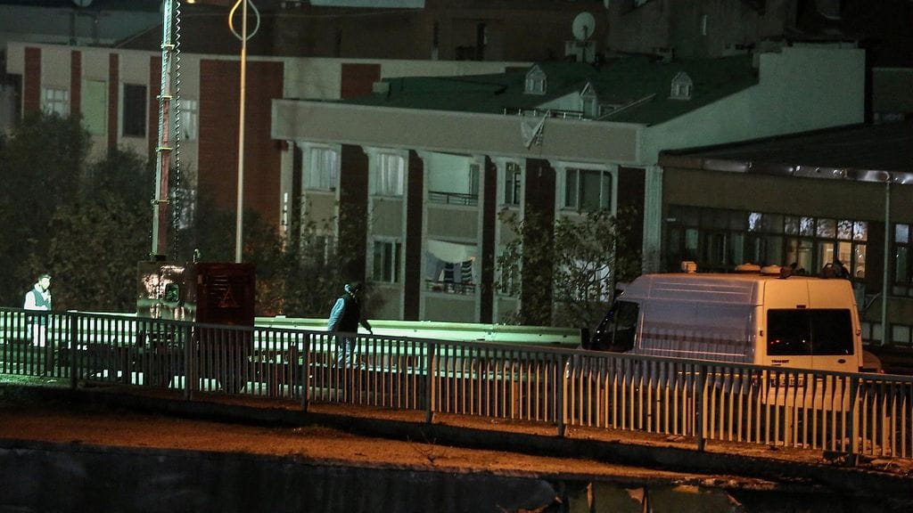 Poliisi tutkimassa räjähdyspaikkaa Bayrampasassa Istanbulissa 1. joulukuuta 2015.