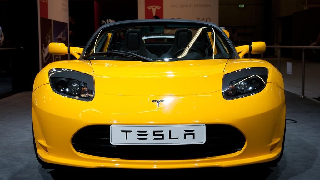 Teslan tehtaassa tuotetaan jopa 100 000 autoa vuodessa.