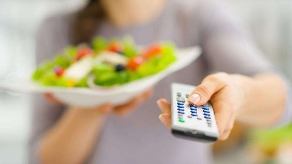 Television katselu vie huomion muualle, jolloin tulee helposti syötyä enemmän.