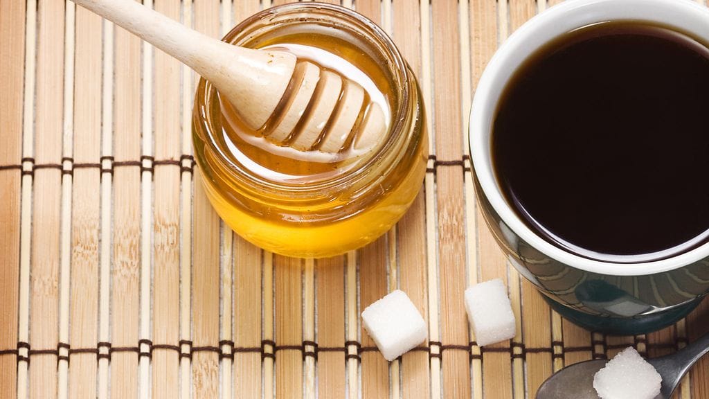 "WHO:n määrittelyn mukaan hunaja lasketaan yhtä haitallisiin sokereihin kuin valkoinen sokeri."