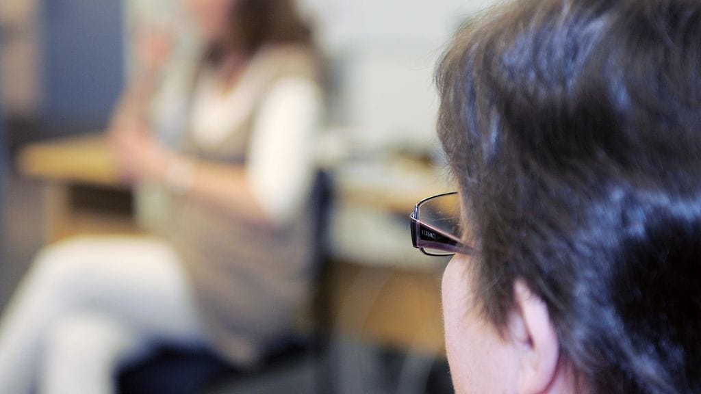 Isossa ryhmässä huonokuuloinen voi pudota kelkasta. Kuvituskuva.