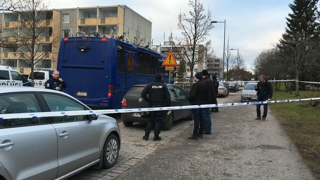 Poliisi tutki Klaukkalan pankkiryöstöä 2.12.2015.