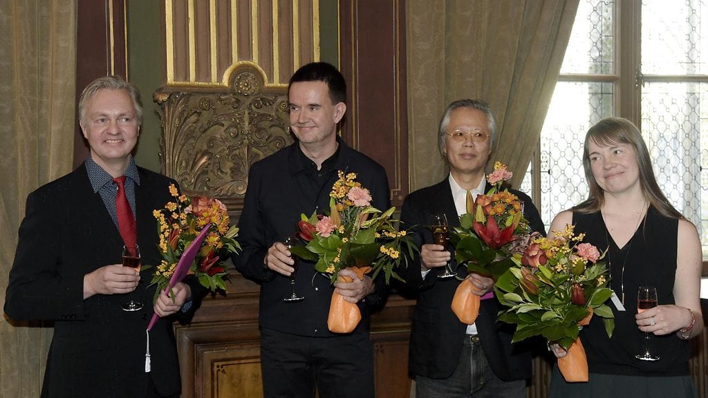 Taiteen valtionpalkintojen voittajat dokumenttiohjaaja Markku Heikkinen (vas.), kuvataiteilija Vesa-Pekka Rannikko, säveltäjä Shinji Kanki ja valokuvataiteilija Sanna Kannisto. Opetus- ja kulttuuriministeri Sanni Grahn-Laasonen jakoi elokuva-, kuva-, kuvitus-, media- ja valokuvataiteen valtionpalkinnot 2. joulukuuta 2015.