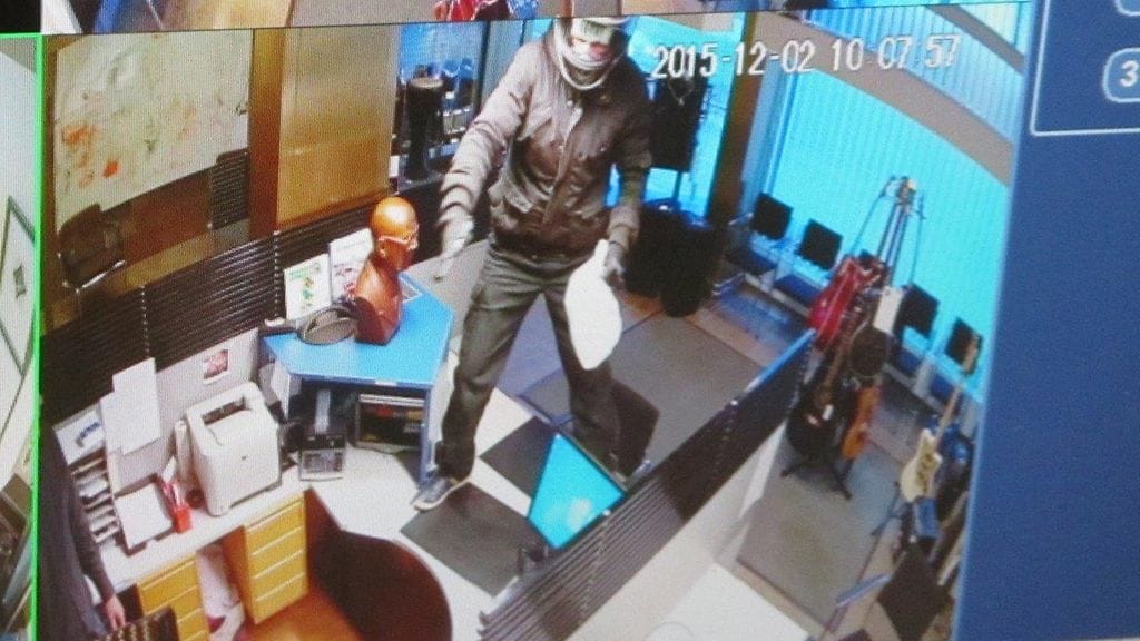 Poliisi pyytää vihjeitä juosten paikalta poistuneesta ryöstön tekijästä.