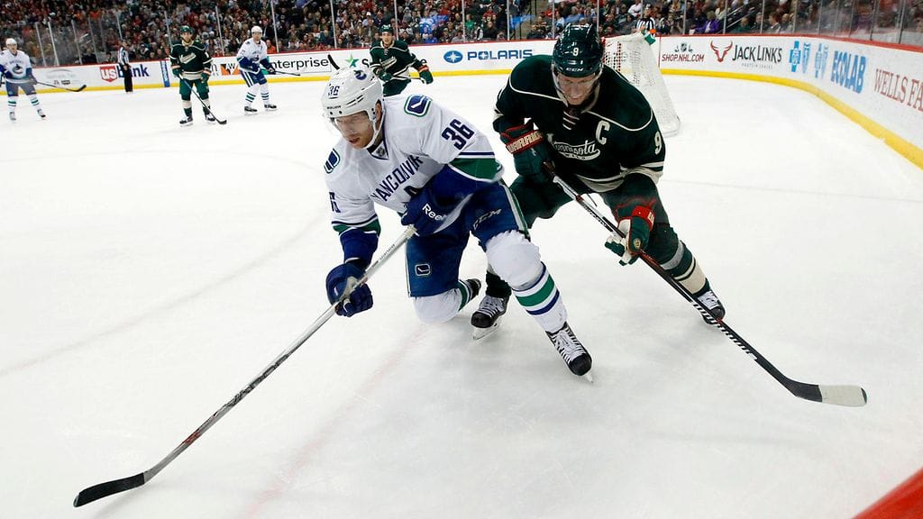 Mikko Koivu väänsi Vancouverin Jannik Hansenin kanssa.