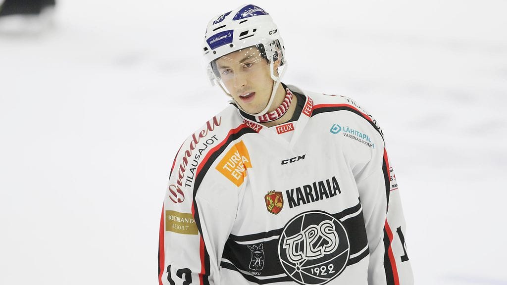 Dave Spina sai kyseenalaisen suihkutuomion taklattuaan SaiPan Kalle Maalahtea.