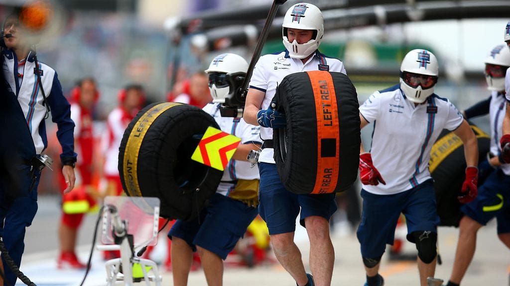 Williamsin tiimi renkaanvaihdossa