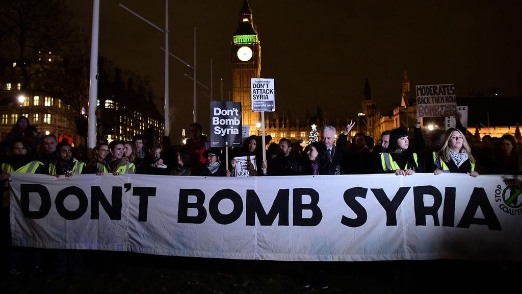 Syyrian iskuja vastustavia mielenosoittajia parlamenttitalon edessä Lontoossa 1.12.2015.