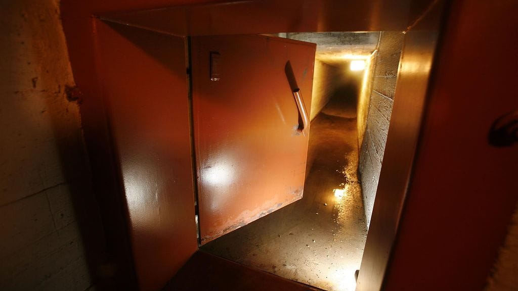 Väestönsuoja pitää rakentaa kaikkiin uusiin, vähintään 1200-neliöisiin asuinrakennuksiin. Kuvassa väestönsuojan varauloskäytävä.