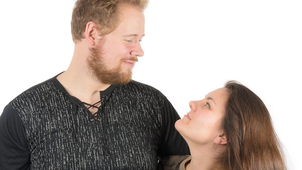 Tutkimuksen mukaan pitkä mies tekee vaimon onnelliseksi.