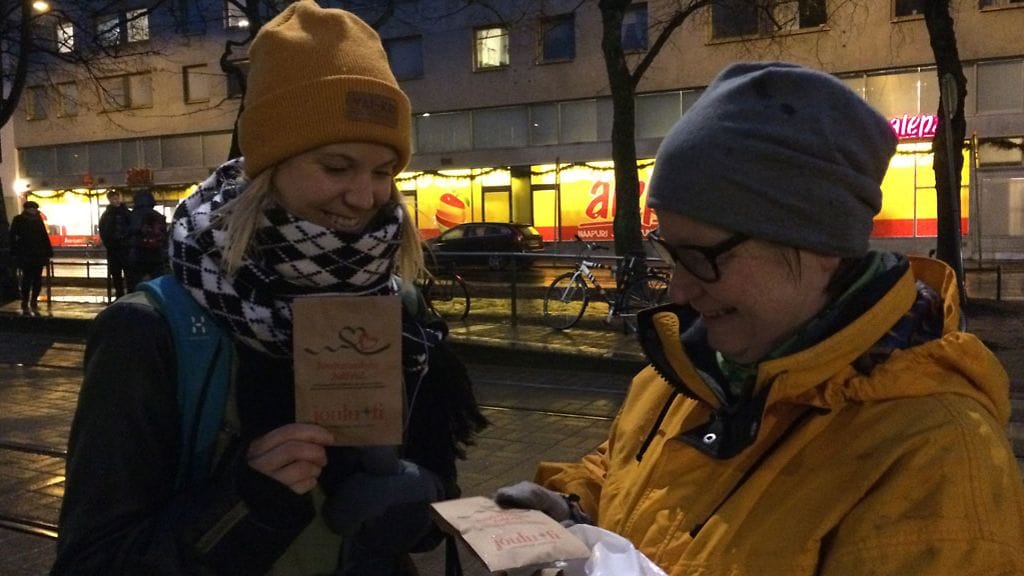 SRK jakaa joulupipareita Munkkiniemessä 2015