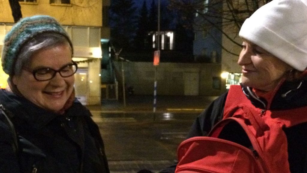 Caroline Sandström (vas.) sai piparkakun diakonissa Leena Leppilahdelta Helsingissä 3.12.2015.