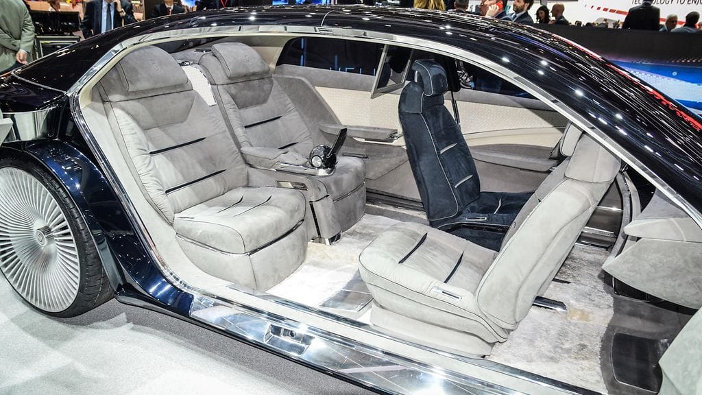 Italialaisen Giugiaron suunnittelema auton sisustus Geneven autonäyttelystä maaliskuulta 2015.