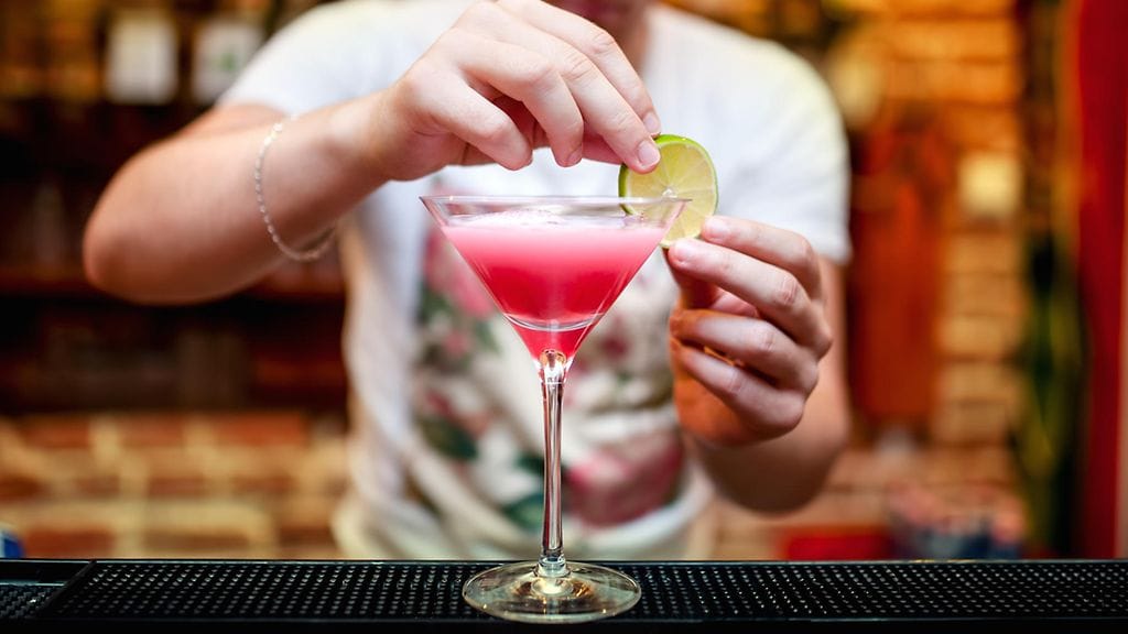 Suomessa drinkkien valmistamiseen saa käyttää enintään neljä senttilitraa vahvaa alkoholia.