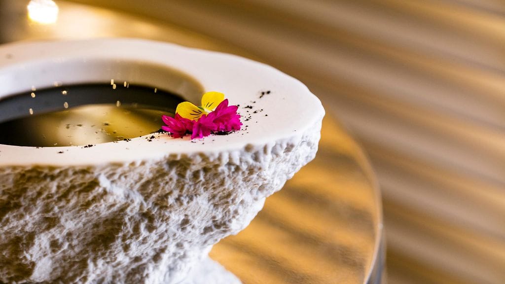 Liquorice root & Lemon -cocktail tarjoillaa veistoksellisesta astiasta.