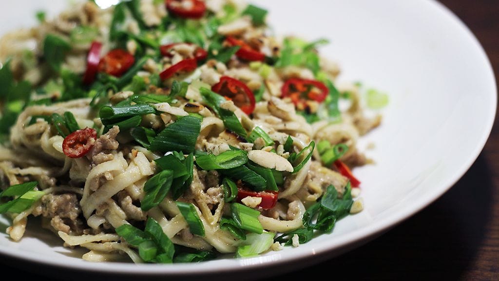 Dan dan -nuudelit ovat kelpoa arkiruokaa – mutta sopivat myös juhlaan.