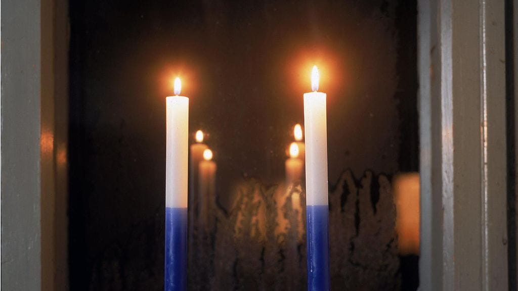 Nykyään kaksi kynttilää ikkunalla juhlistavat Suomen itsenäisyyttä.