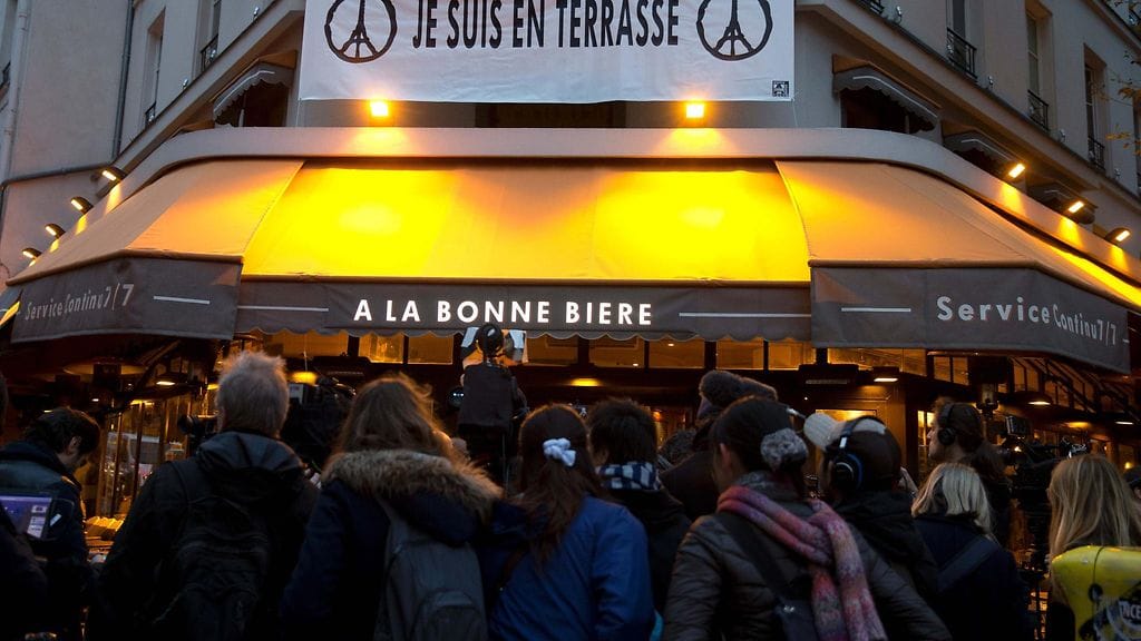 Je suis en terrace -banneri roikkui La Bonne Biere ravintolan yläpuolella, joka avattiin Pariisin iskujen jälkeen 4. joulukuuta 2015.