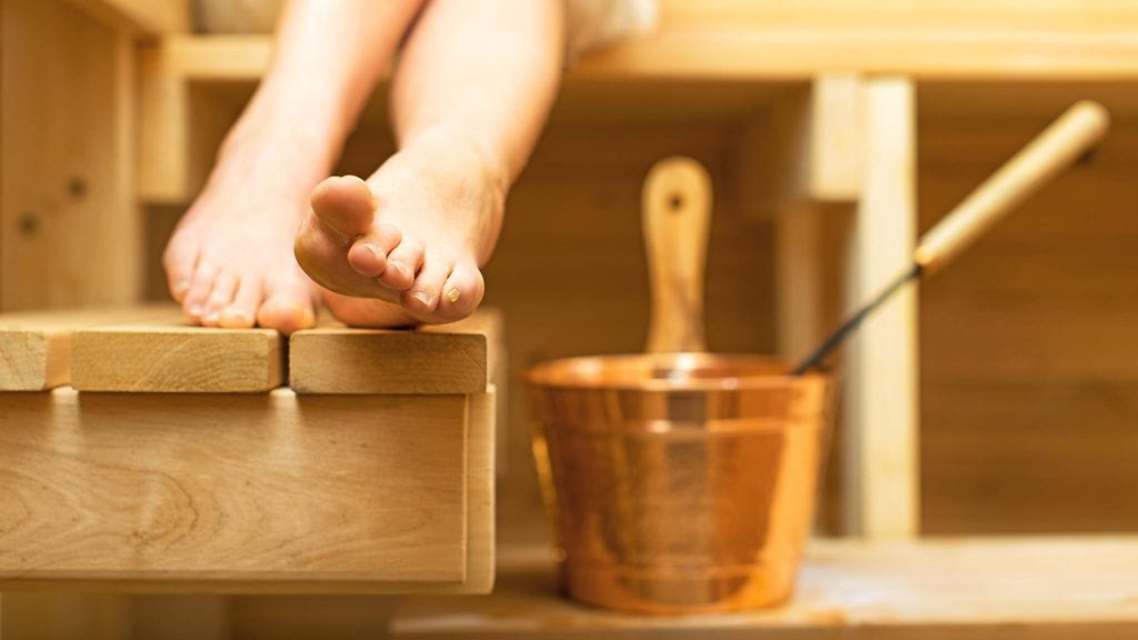 Yleensä lasten murrosiän koittaessa voi olla luontevaa muuttaa perhesaunakäytäntöä. Kuvituskuva.