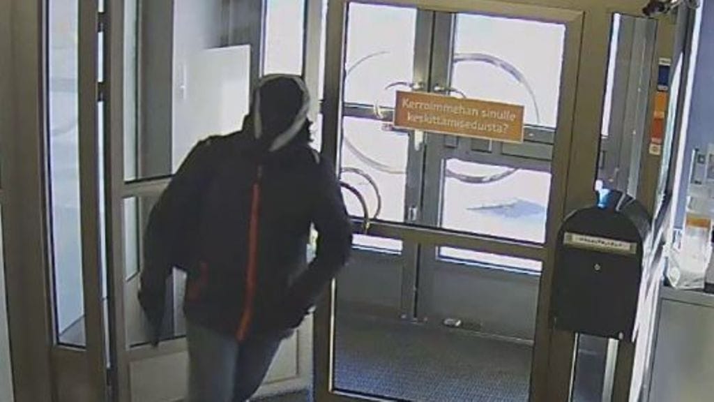 Kasvonsa peittänyt ryöstäjä meni Keski-Uudenmaan Osuuspankin konttoriin ja laittoi tiskille vilkkuvaloin varustetun paketin.