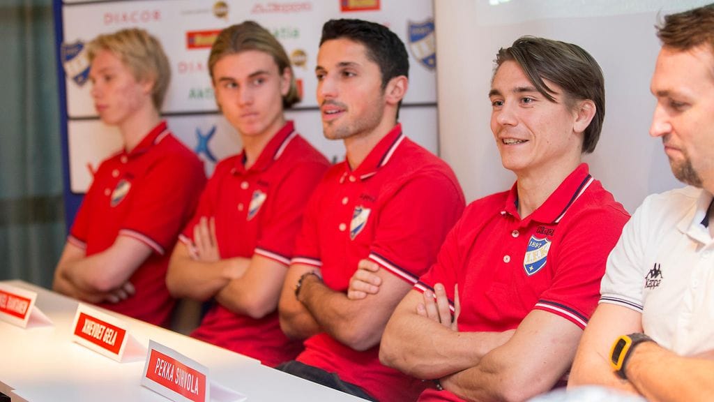 Jere Piirainen, Daniel Rantanen, Xhevdet Gela, Pekka Sihvola ja päävalmentaja Jani Honkavaara HIFK:n tiedotustilaisuutta.