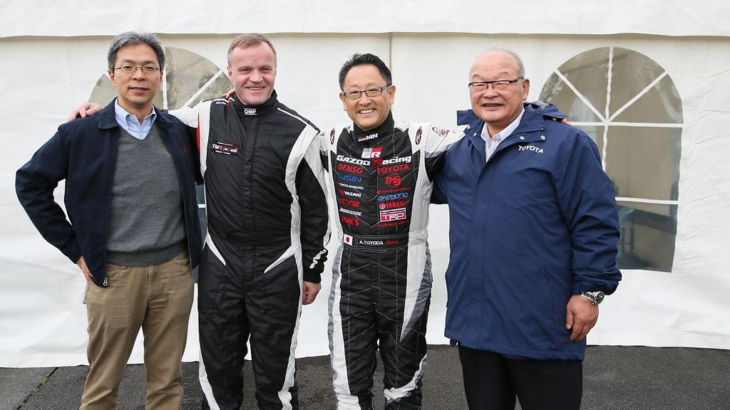 Toyotan pomot ovat vierailleet useaan otteeseen Mäkisen luona Suomessa. Kuvassa Mäkinen poseeraa mm. yhtiön pääjohtajan Akio Toyodan kanssa (2. oik.).