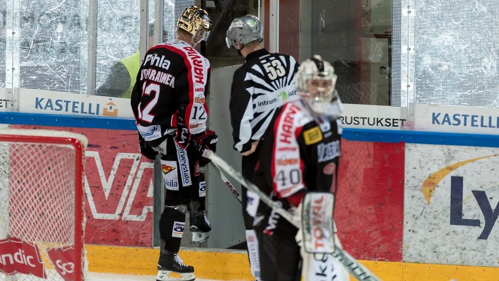 Jani Tuppurainen komennettiin päätyovista ulos.