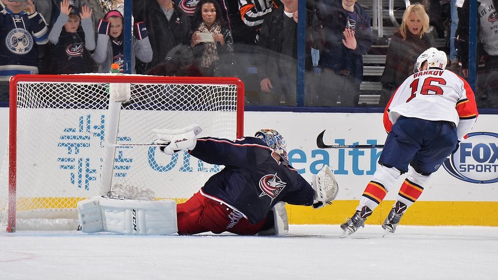 Aleksander Barkov ohitti Sergei Bobrovskin.