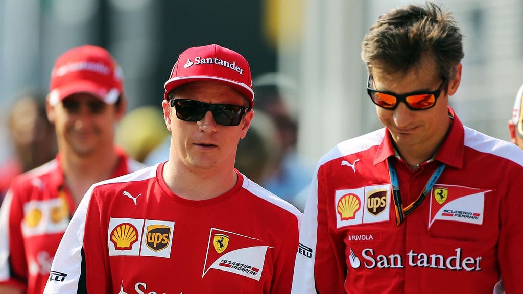 Massimo Rivola (oik.) keskusteli Kimi Räikkösen kanssa Unkarin gp:ssä heinäkuussa.