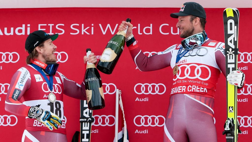 Aksel Lund Svindal (oik.) on jättänyt Kjetil Jansrudin nauttimaan kakkoskuohuja.