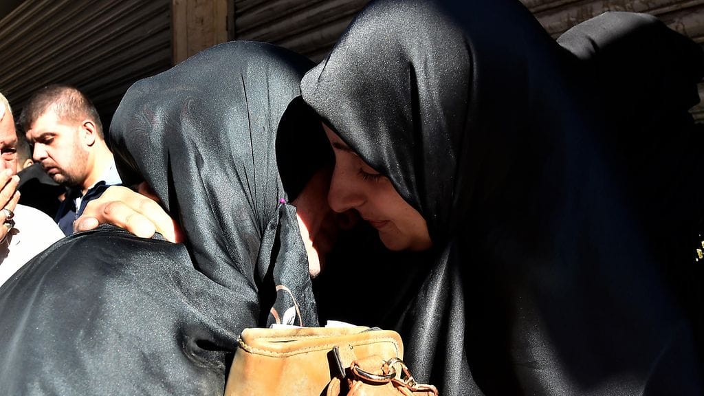 Beirutilaiset surevat kaupungissa 12.11.2015 tehtyä kaksoisiskua, jossa kuoli 44 ihmistä ja loukkaantui yli sata.