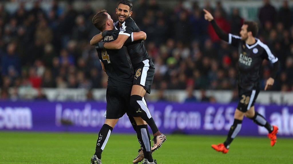 Leicesterin Riyad Mahrez iski hattutampun Swansean verkkoon.