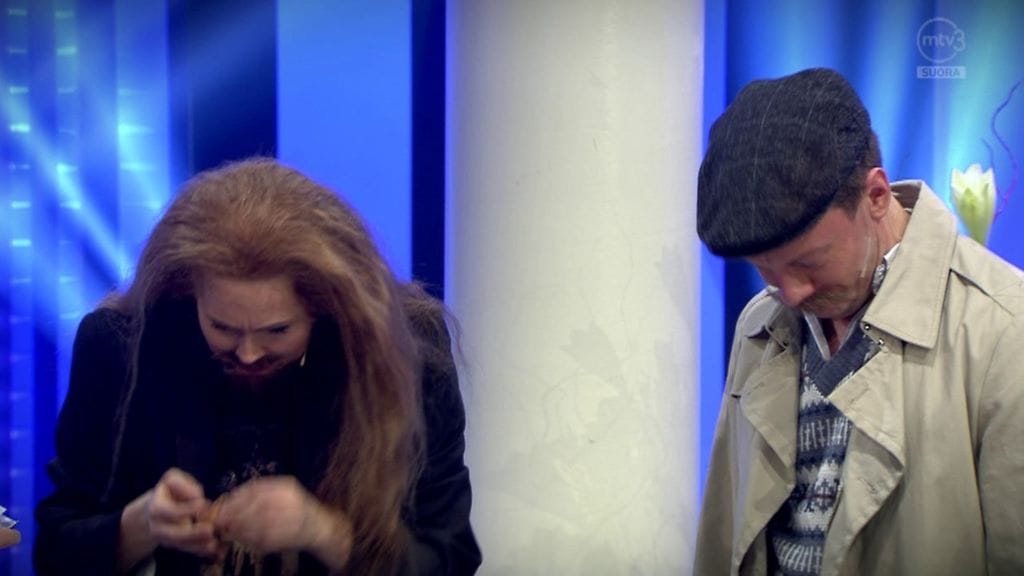 Näyttelijä Essi Hellénillä oli tekemistä, kun hänen esittämän "Jone Nikulan" nenä oli pettää suorassa lähetyksessä.