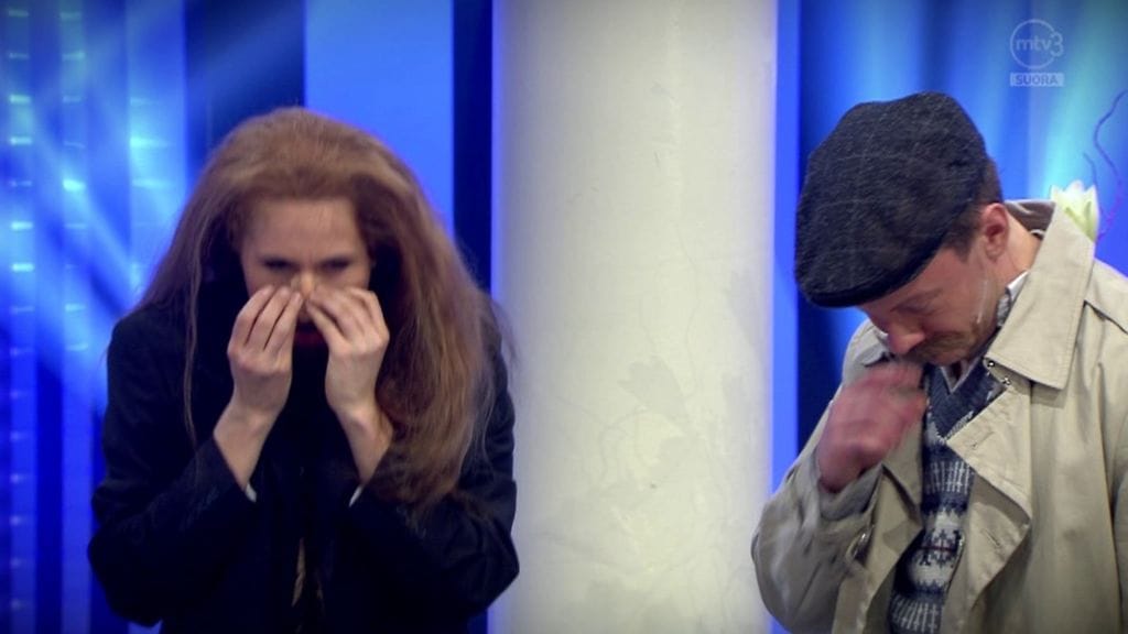 Näyttelijä Essi Hellénillä oli tekemistä, kun hänen esittämän "Jone Nikulan" nenä oli pettää suorassa lähetyksessä. (1)