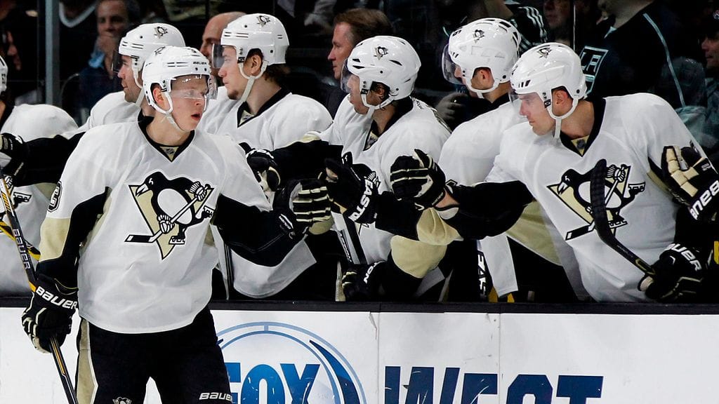 Olli Määttä (vas.) sai onnittelut joukkutovereiltaan.