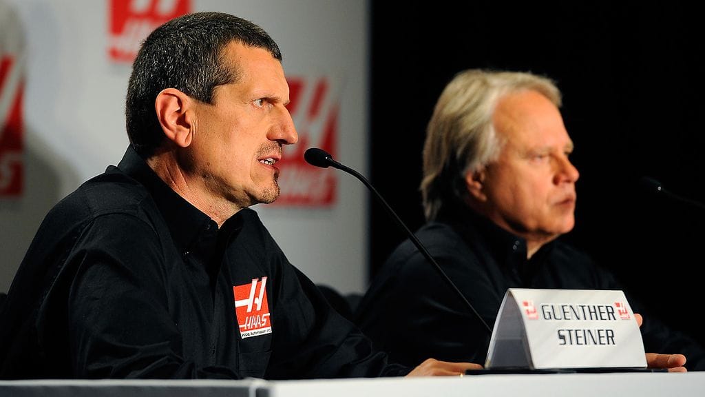 Haas-tallipomo Günther Steiner ja omistaja Gene Haas viime huhtikuussa.